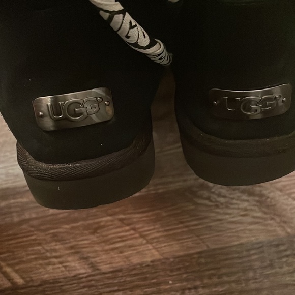 Ugg boots with metal plate. Size 7 Women. Good used condition. Offers welcome. - Picture 3 of 7